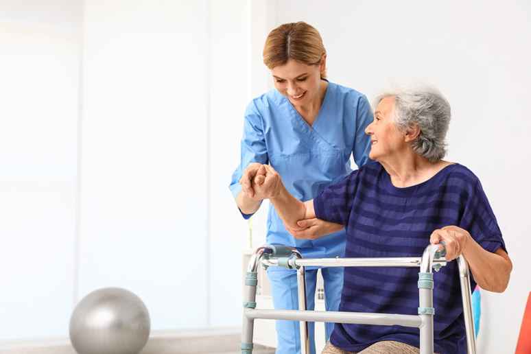 Foto: Pflegerin mit alter Dame