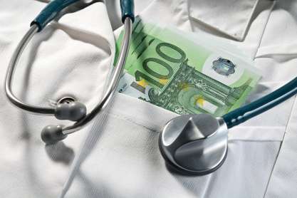 Foto: Stethoskop und Hunderteuroscheine