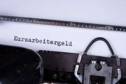 Foto: Schreibmaschine mit Aufschrift Kurzarbeitergeld